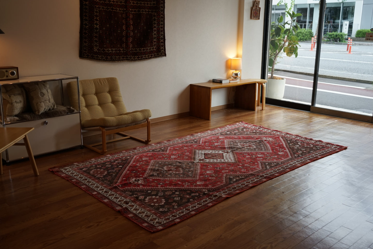 店頭販売 Türkiye Old Persia Design Red , Black 1960年代 263 × 145 cm No.TR25515 / 国内送料無料・羊毛手織り絨毯