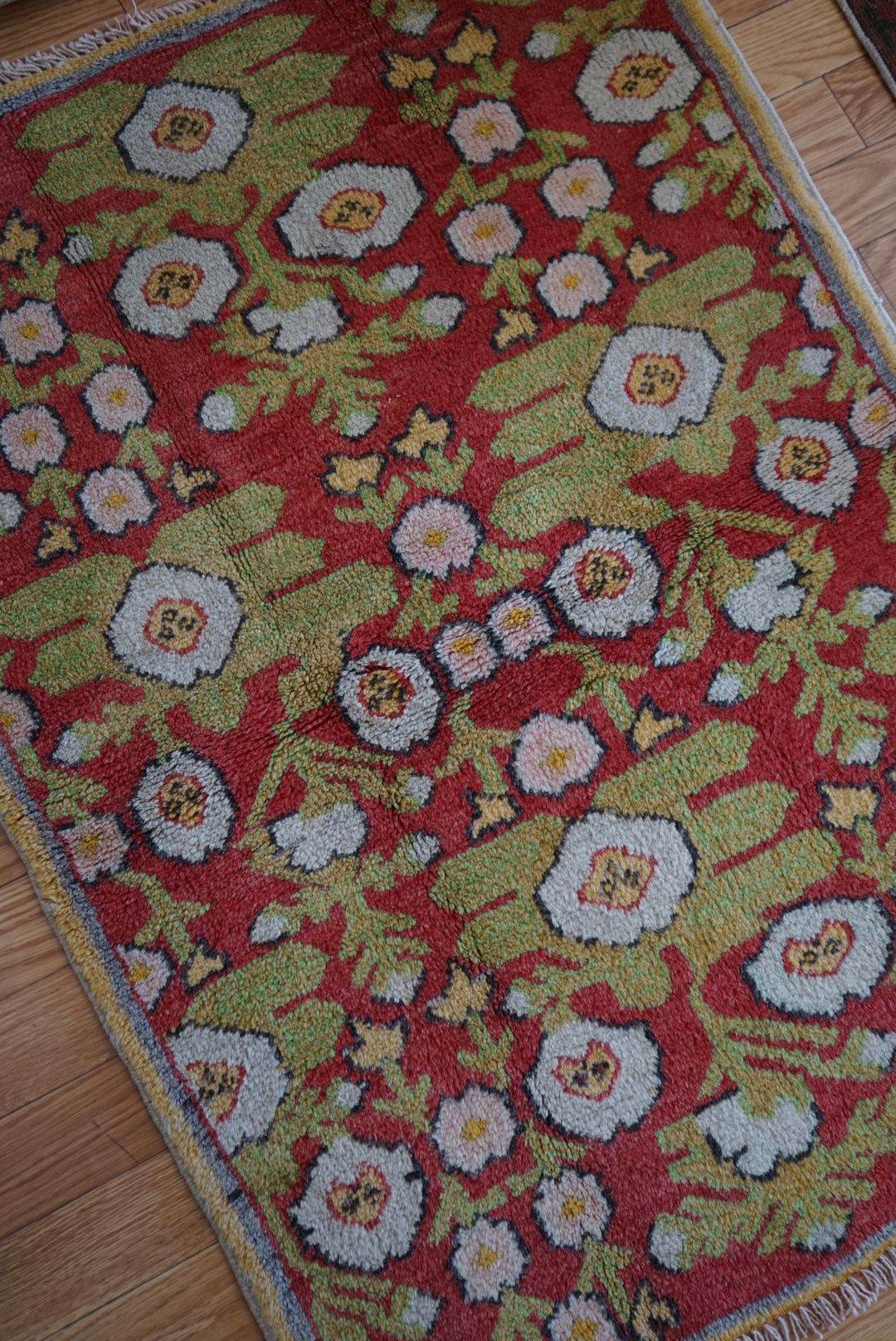 Türkiye Old Oushak Flower Red , Green , Yellow 1970年代 112 × 82.5 cm No.TR25430