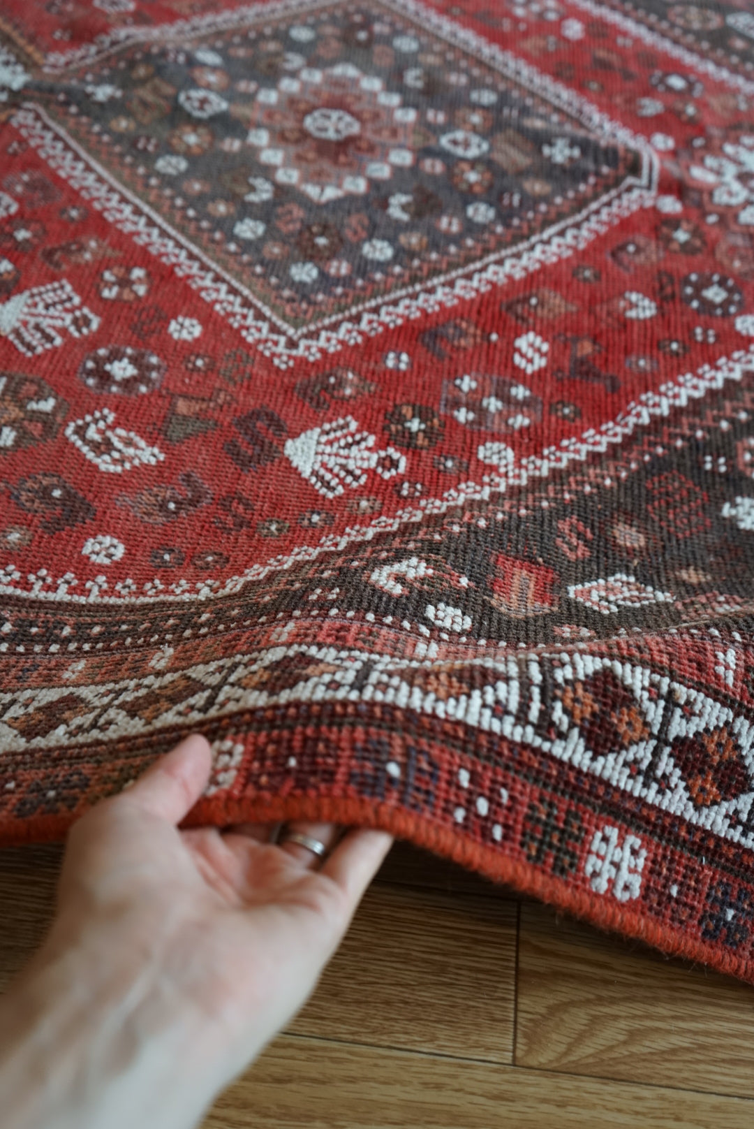 店頭販売 Türkiye Old Persia Design Red , Black 1960年代 263 × 145 cm No.TR25515 / 国内送料無料・羊毛手織り絨毯