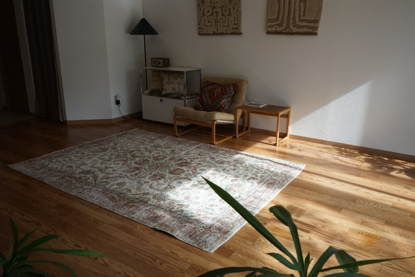 Türkiye Old Isparta Medallion Beige , Green , Rose Red 1960年代 231 × 165 cm No.TR25477 / 国内送料無料・羊毛手織り絨毯