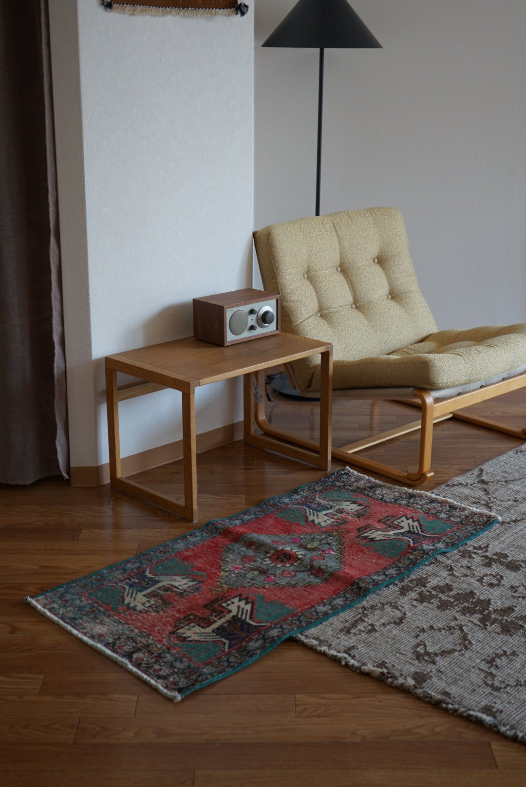 Türkiye Old Oushak Red , Green Flower 1970年代 109 × 54 cm No.TR25540 / 国内送料無料・羊毛手織り絨毯