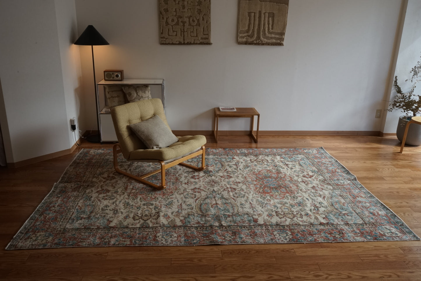 Türkiye Old Isparta Beige , Bric Red , Saxe Blue Flower 1970年代 286 × 189 cm No.TR25506 / 国内送料無料・羊毛手織り絨毯
