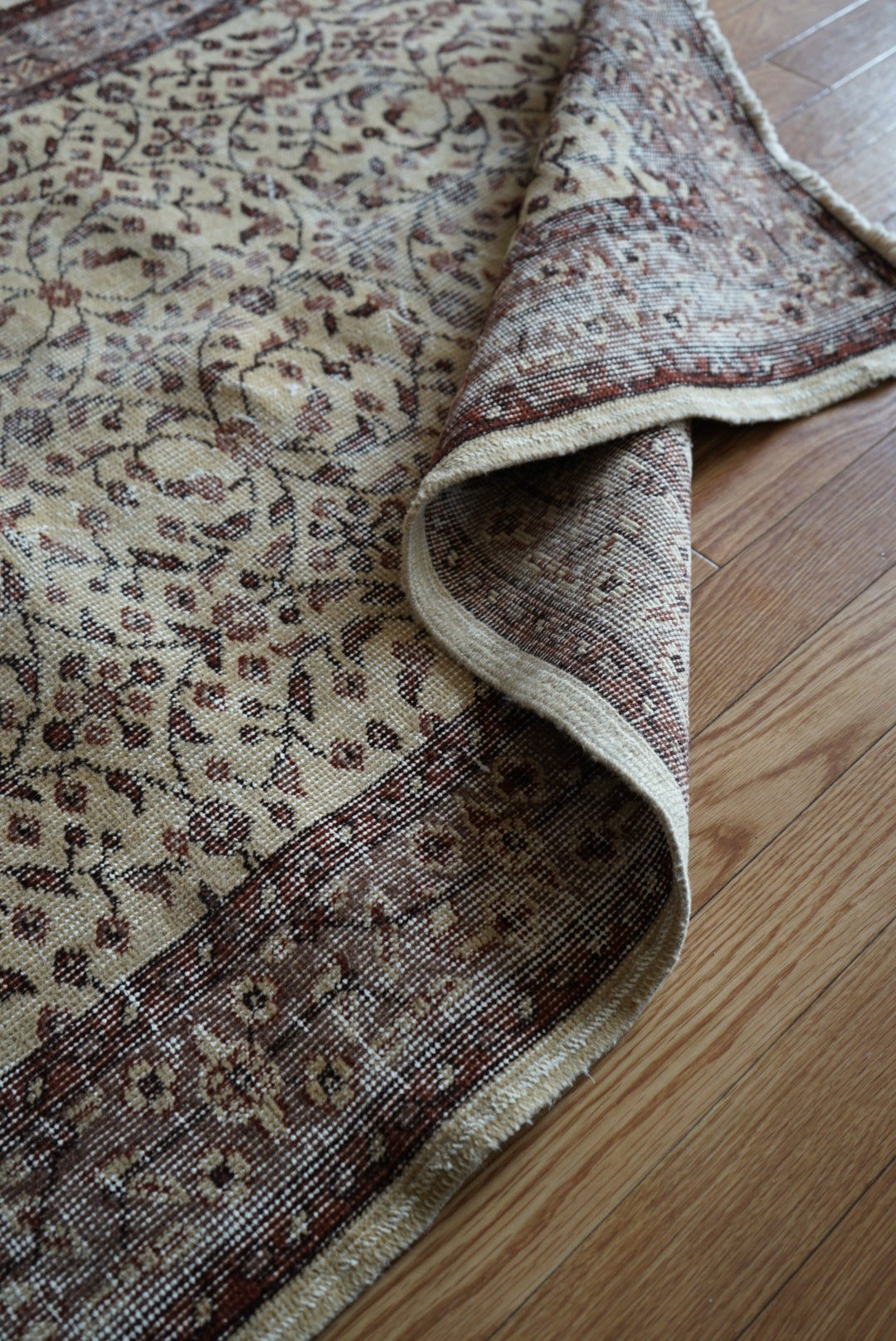 Türkiye Old Isparta Beige ,  Azuki Color Flower 1970年代 198.5 × 117 cm No.TR25519 / 国内送料無料・羊毛手織り絨毯