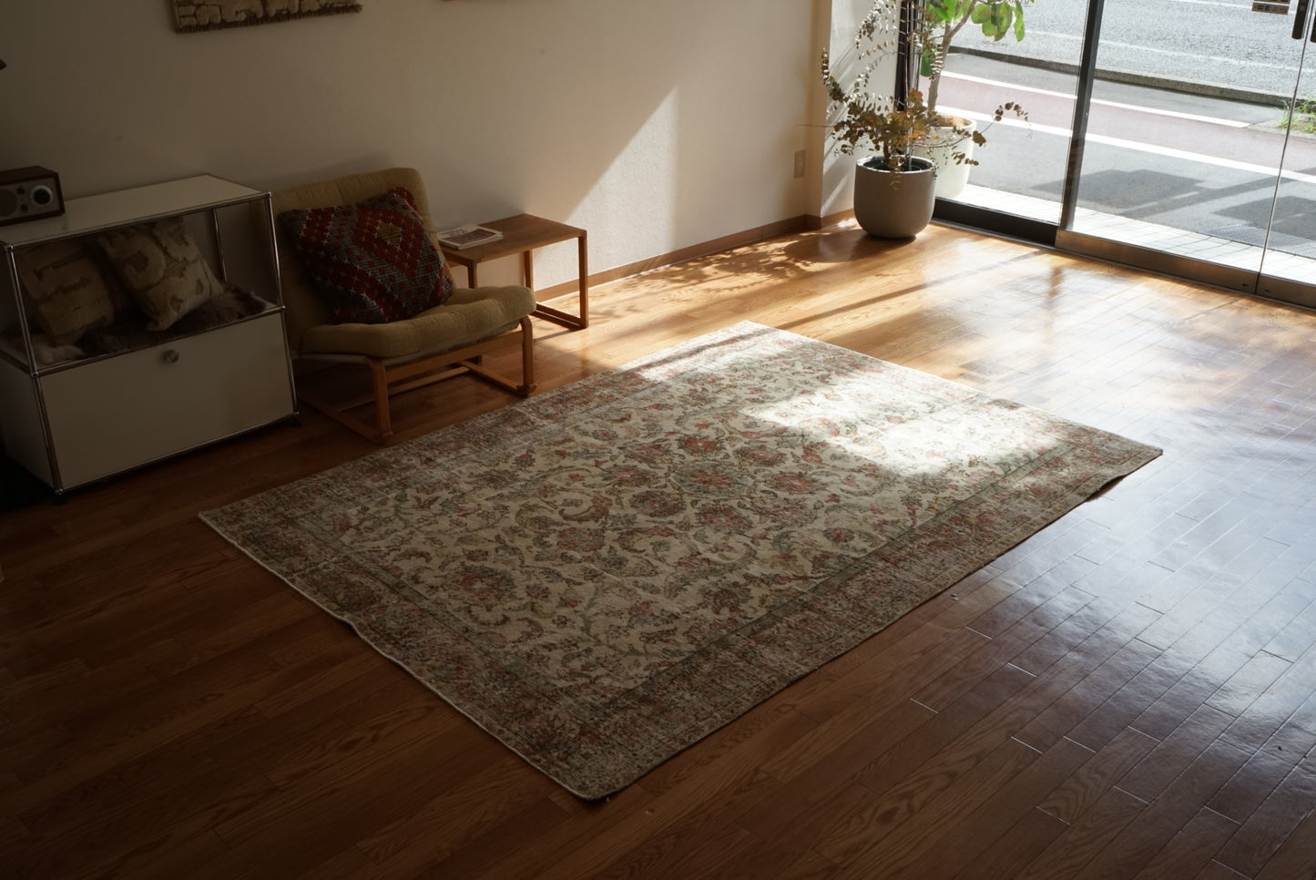 Türkiye Old Isparta Medallion Beige , Green , Rose Red 1960年代 231 × 165 cm No.TR25477 / 国内送料無料・羊毛手織り絨毯