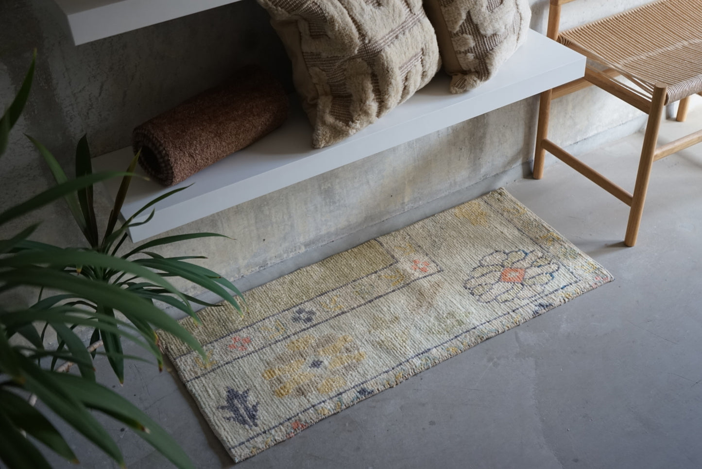 Türkiye Old Oushak Beige Pale Green Small size 1970年代 104 × 46 cm No.TR25245