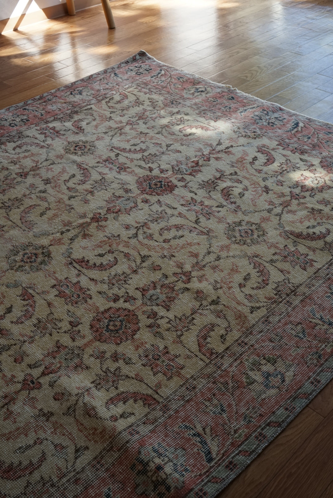 Türkiye Old Isparta Floral Pink , Beige 1970年代 250 × 154 cm No.TR25496 / 国内送料無料・羊毛手織り絨毯