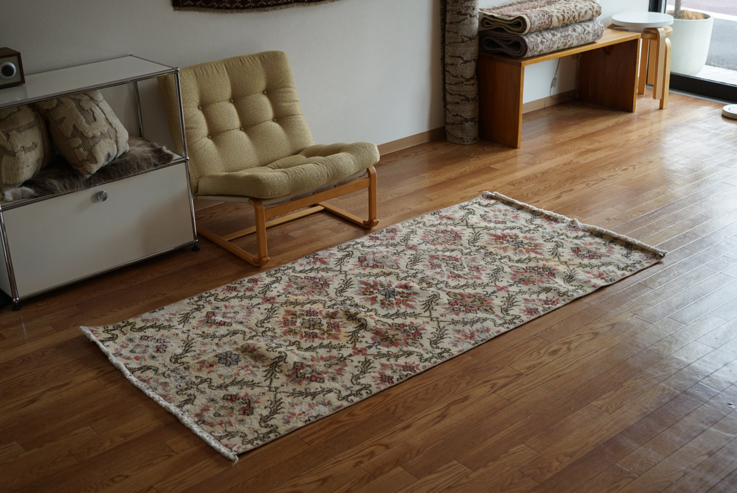 Türkiye Old Isparta Cream , Scarlet Color Flower 1970年代 194 × 95 cm No.TR25520 / 国内送料無料・羊毛手織り絨毯