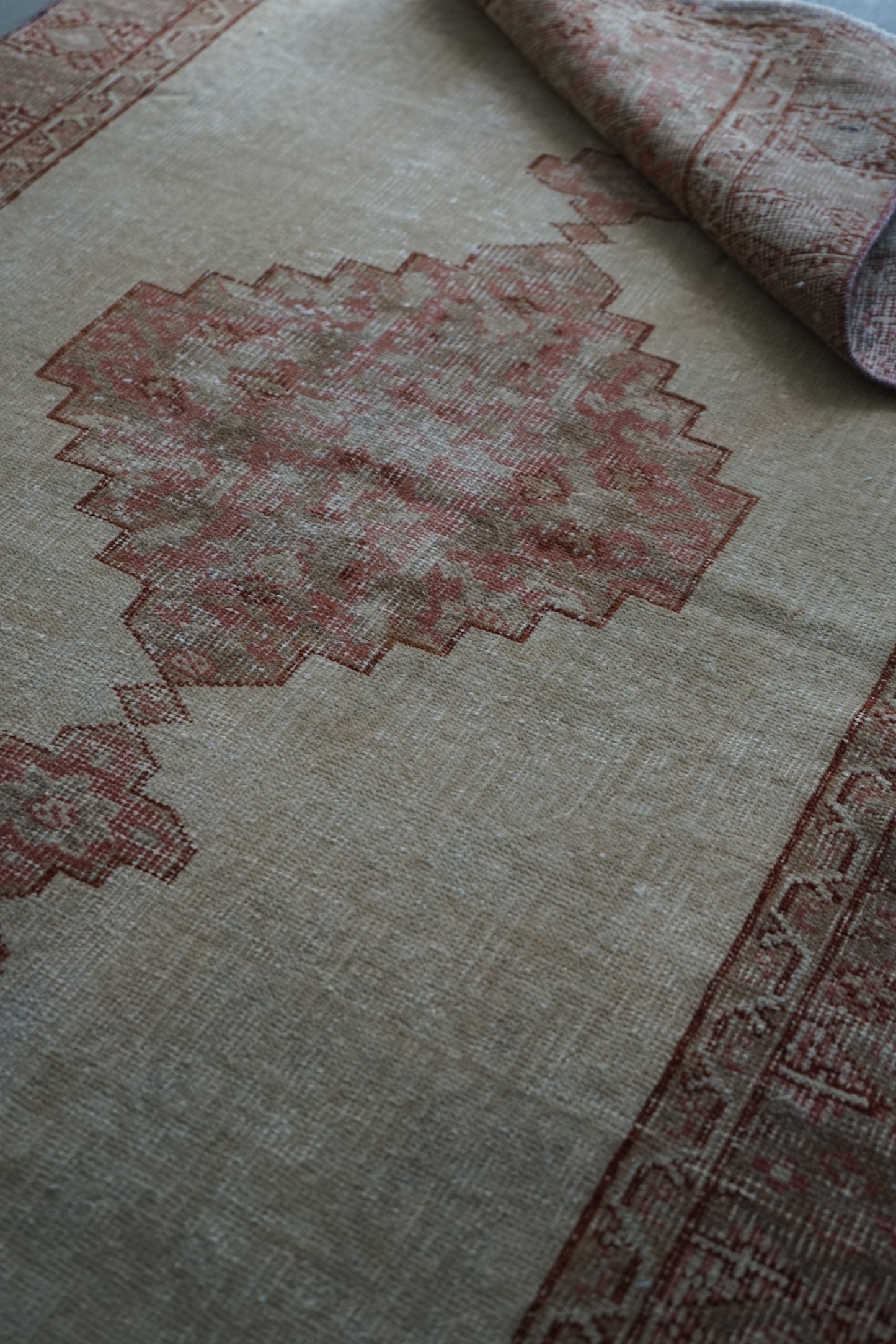 TURKEY OLD ISPARTA BEIGE MEDALION 1970年代 172 × 92 cm No.TR25200