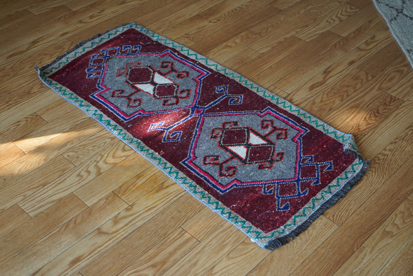 Türkiye Old Oushak Red , Green 1970年代 110.5 × 52 cm No.TR25541 / 国内送料無料・羊毛手織り絨毯