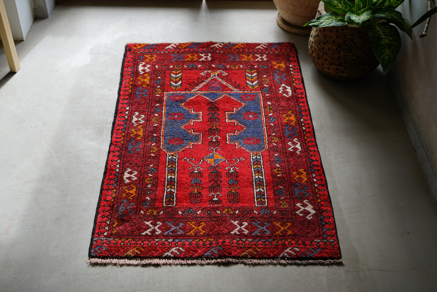 AFGHANISTAN VINTAGE TURKMEN PRAYER RUG 1980年代 124 × 76 cm