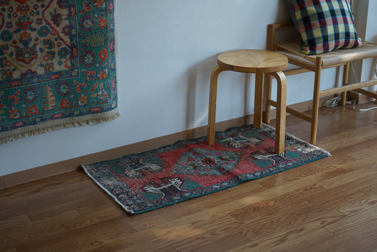 Türkiye Old Oushak Red , Green Flower 1970年代 109 × 54 cm No.TR25540 / 国内送料無料・羊毛手織り絨毯
