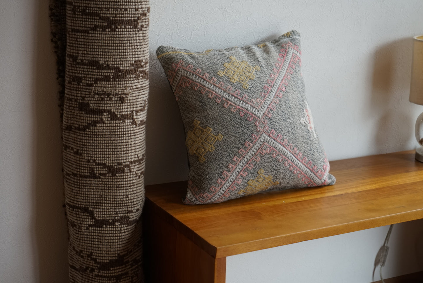 Türkiye Old Kilim Cushion Cover Tribal Design Glay 41 × 41 cm No.TR25533 / 送料無料・羊毛手織りキリム