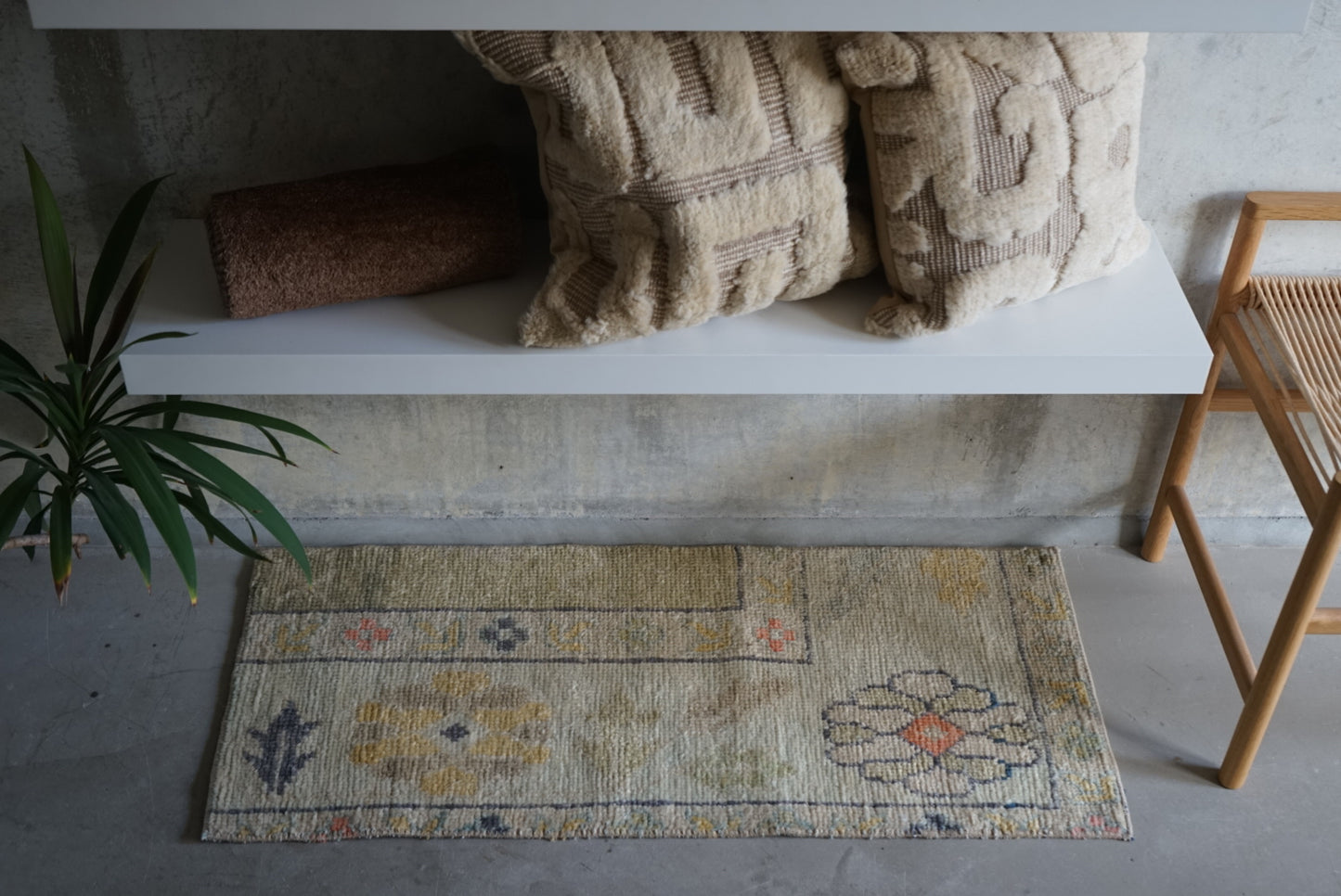 Türkiye Old Oushak Beige Pale Green Small size 1970年代 104 × 46 cm No.TR25245