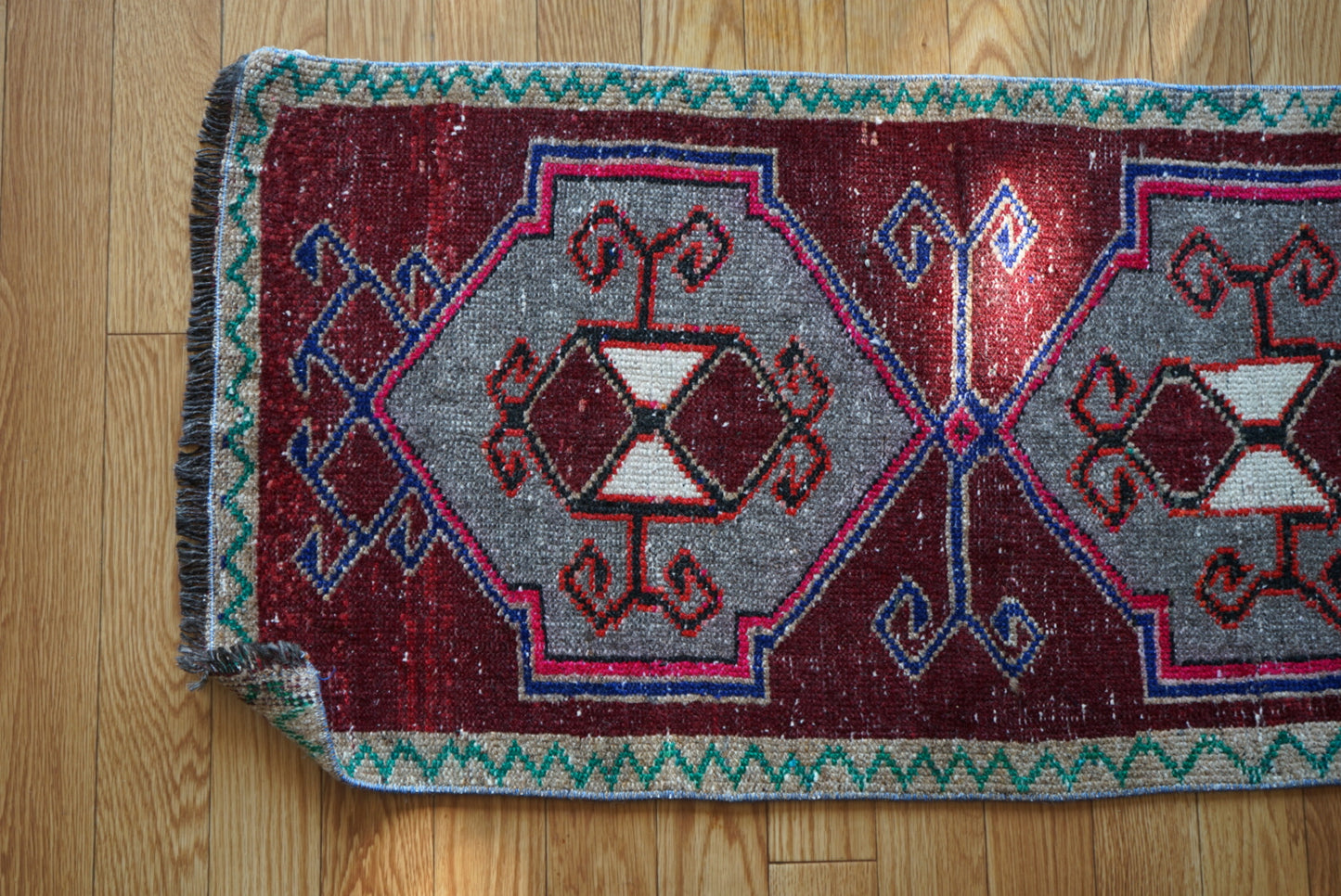 Türkiye Old Oushak Red , Green 1970年代 110.5 × 52 cm No.TR25541 / 国内送料無料・羊毛手織り絨毯