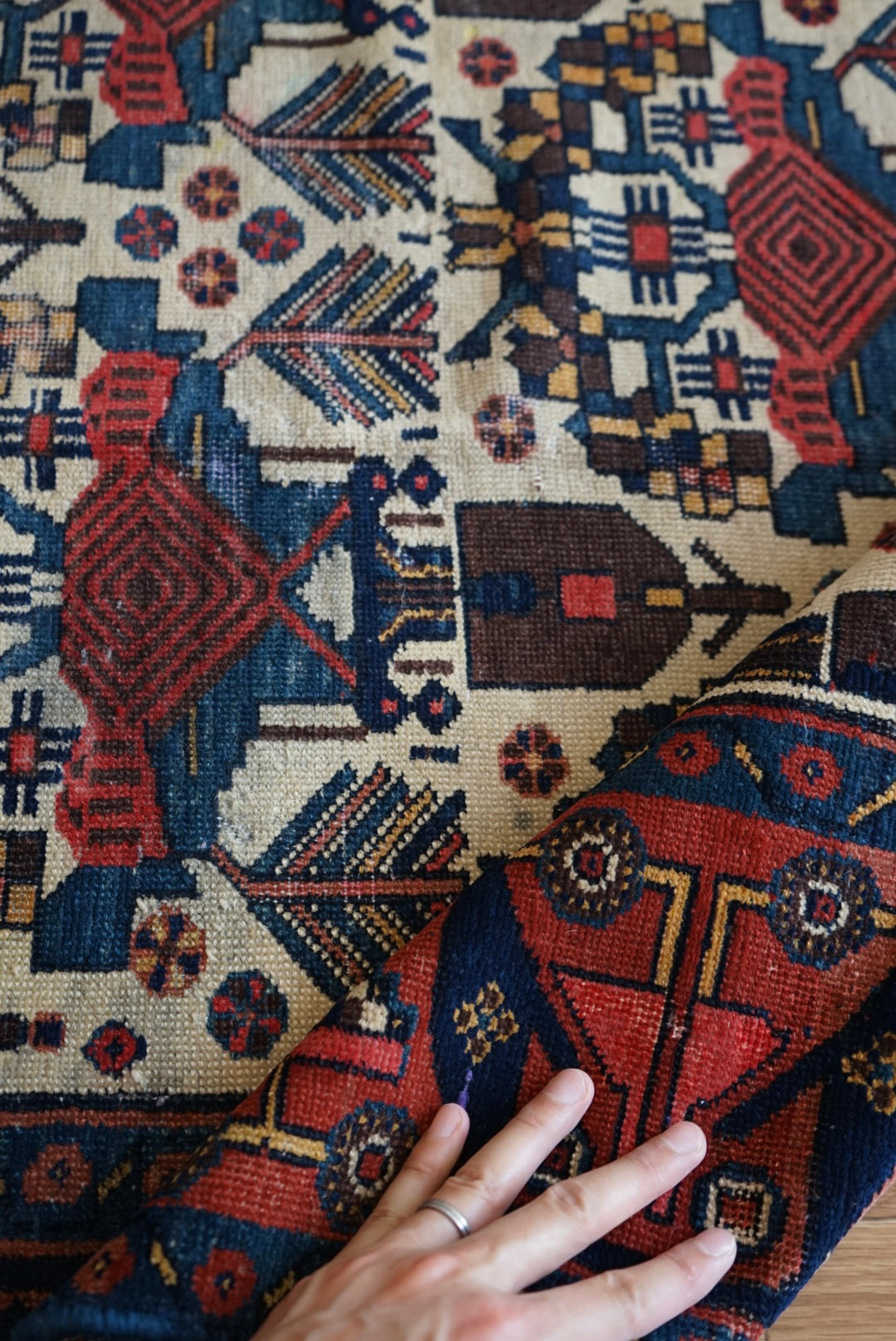 店頭販売 IRAN ANTIQUE BAKHTIARI GAVAN BUSHES
1870年代 185.5 × 146 cm