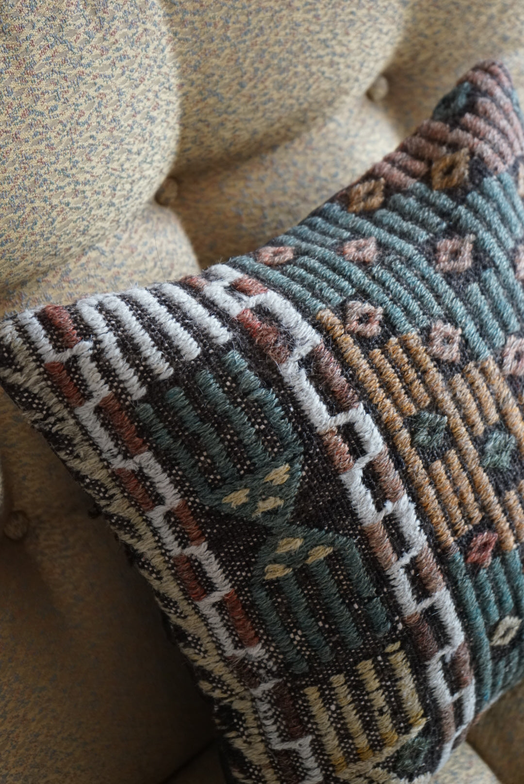 Türkiye Old Kilim Cushion Cover Bronz , Green , White Mix Color Tribal Design 38 × 38 cm No.TR25527 / 国内送料無料・羊毛手織りキリム