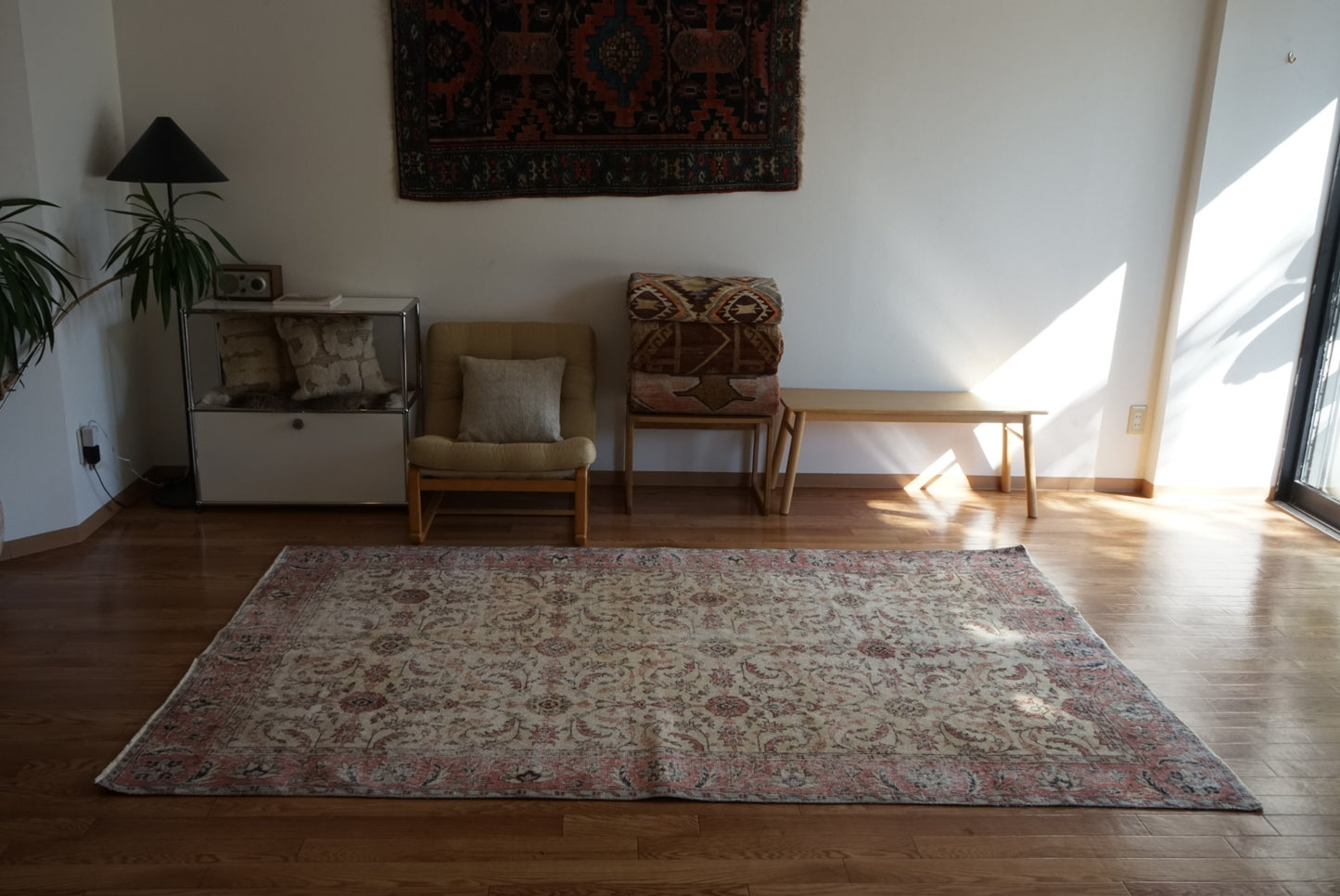 Türkiye Old Isparta Floral Pink , Beige 1970年代 250 × 154 cm No.TR25496 / 国内送料無料・羊毛手織り絨毯