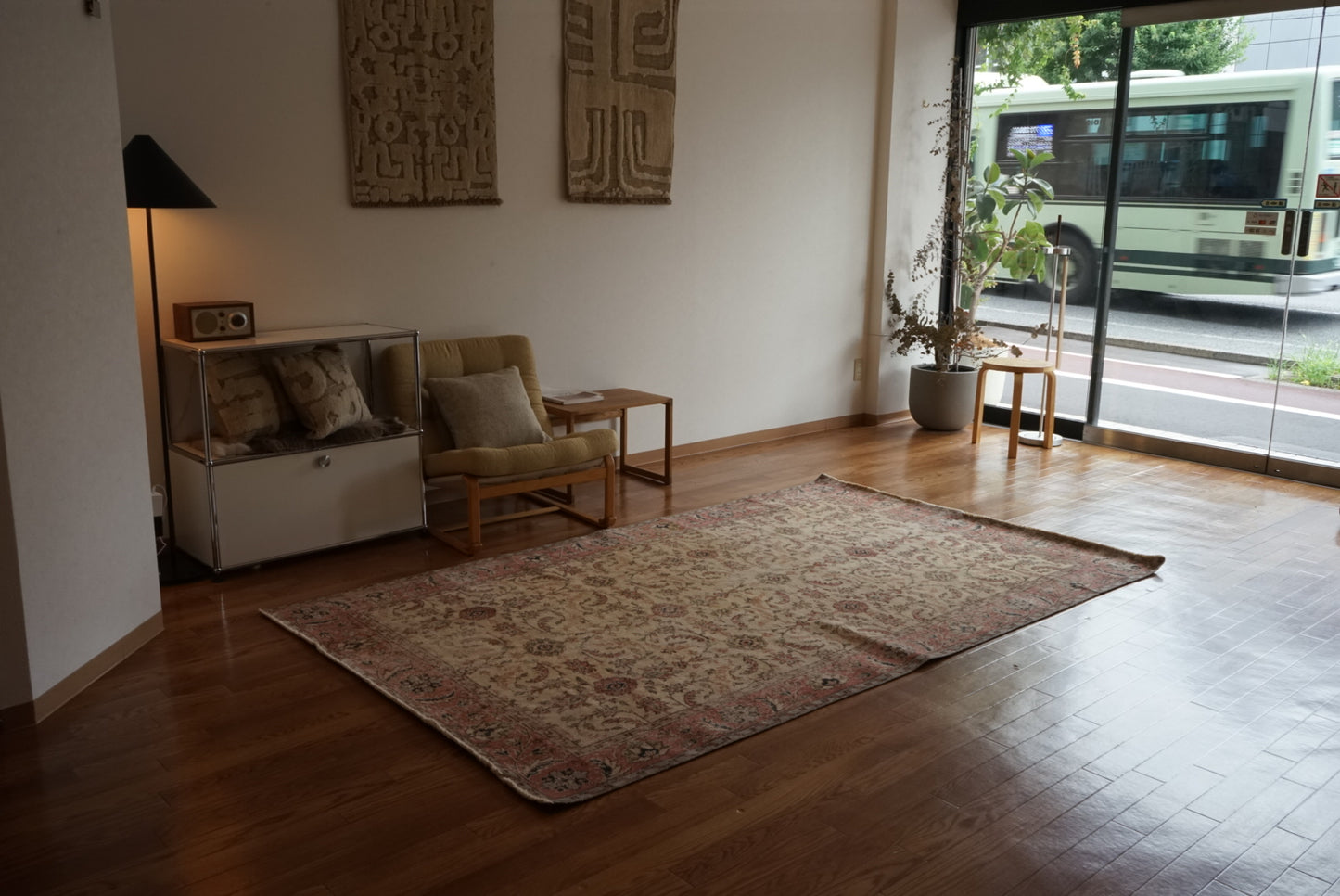 Türkiye Old Isparta Floral Pink , Beige 1970年代 250 × 154 cm No.TR25496 / 国内送料無料
