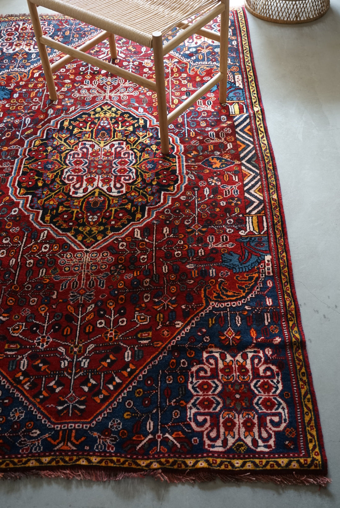 IRAN ANTIQUE SHIRAZ QASHQAI HEYBATLO 1880年代 214 × 123 cm