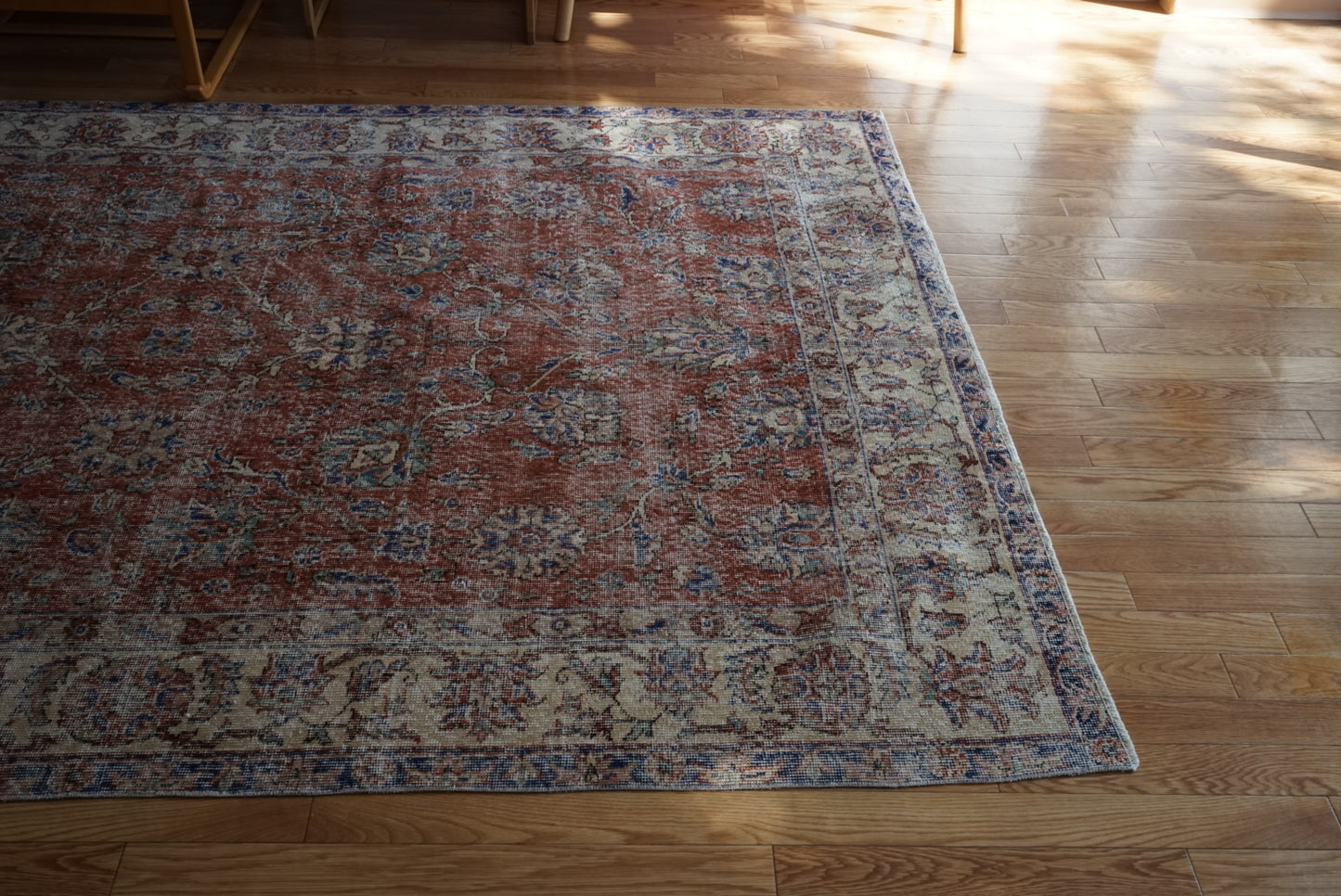 Türkiye Old Isparta Red , Blue Flower Medallion 1970年代 272.5 × 176.5 cm No.TR25508 / 国内送料無料・羊毛手織り絨毯