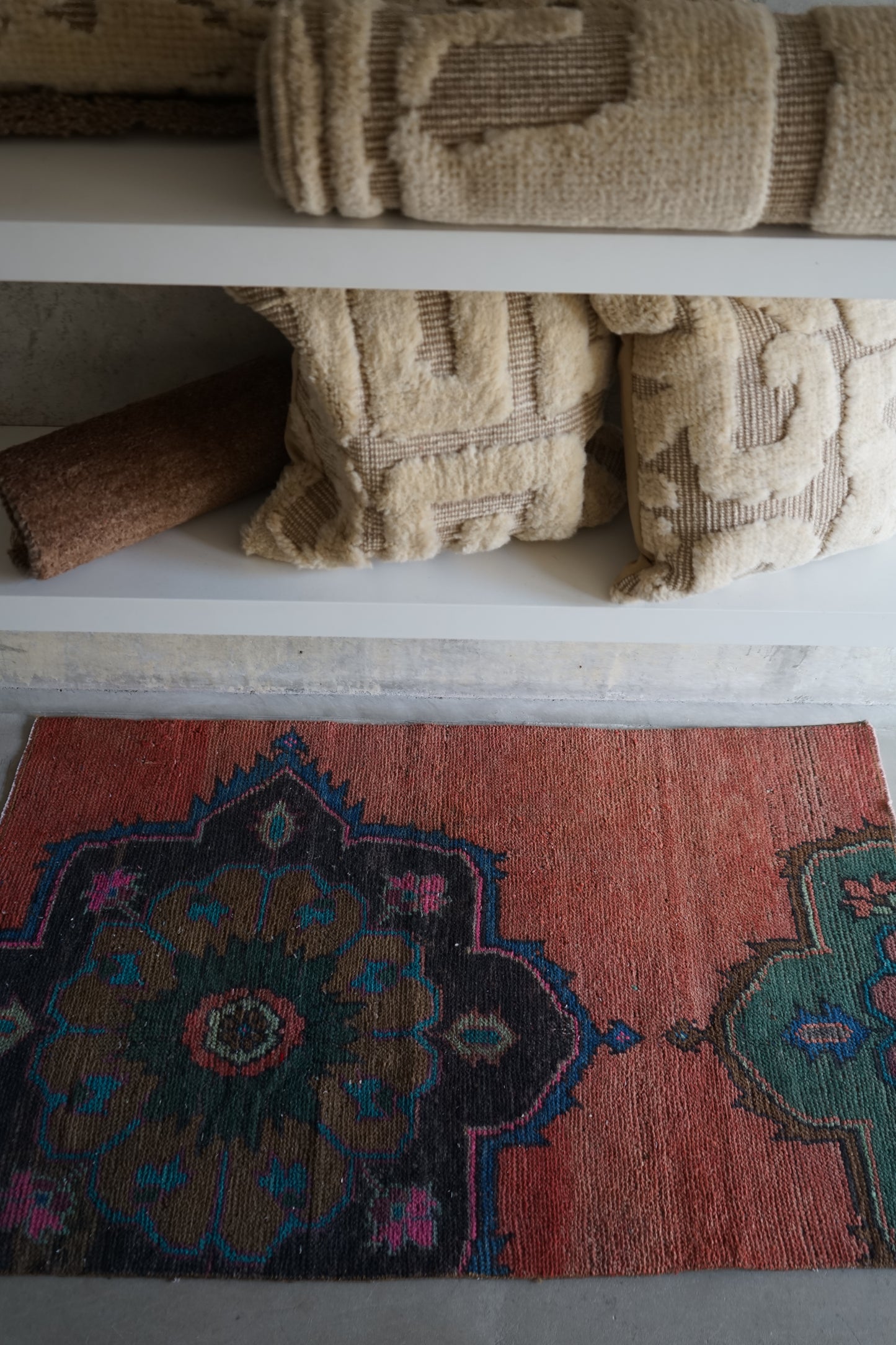 TURKEY OLD RUBY RED FLOWER SMALL SIZE 1970年代 116 × 71 cm No.TR25217