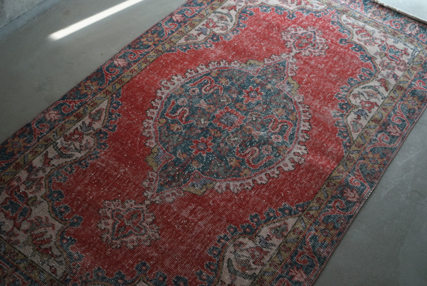 TURKEY OLD ISPARTA RED 1970年代 198 × 109 cm No.TR25143