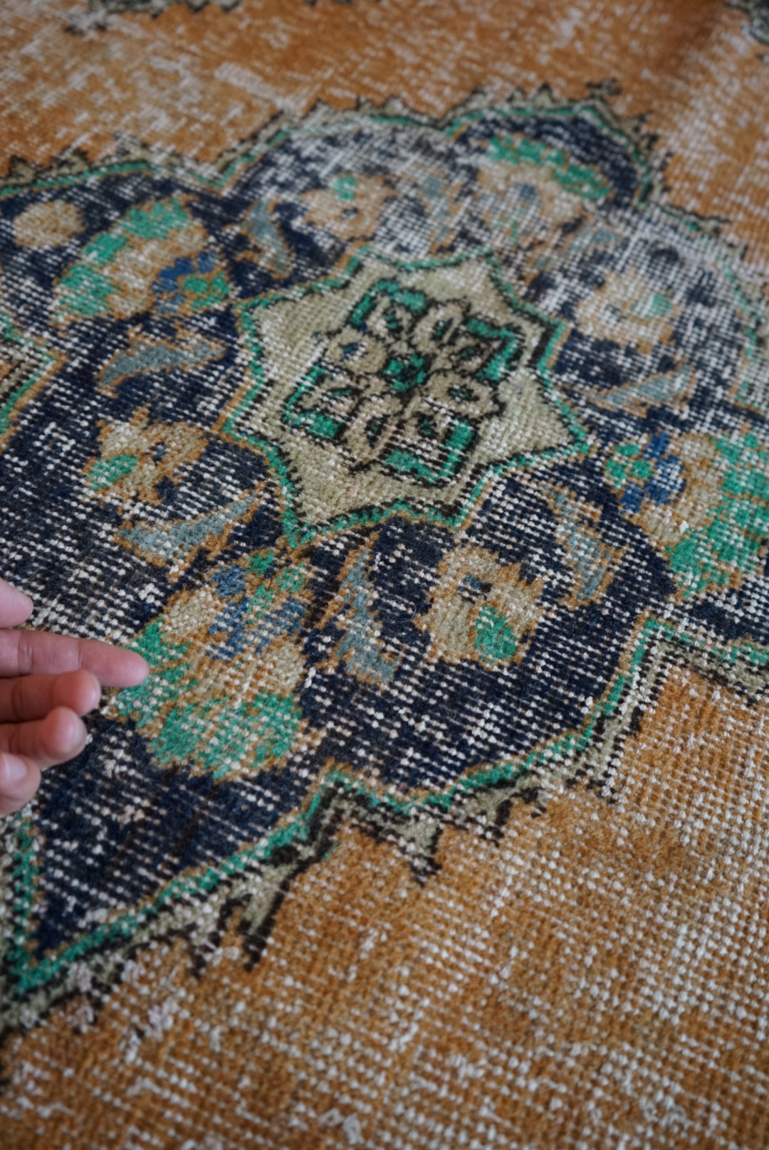 Türkiye Old Isparta Orange Flower 1970年代 186 × 97 cm No.TR25517 / 国内送料無料・羊毛手織り絨毯