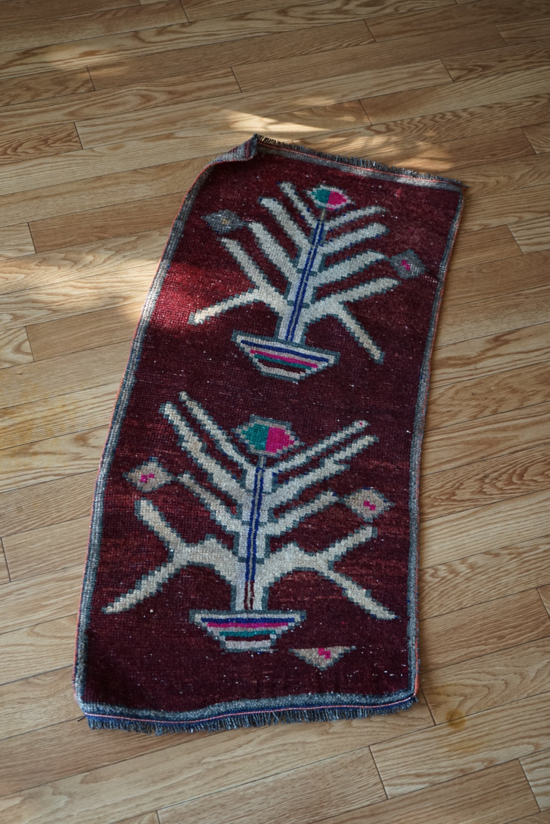 Türkiye Old Oushak Wine Red Flower 1970年代 111 × 49 cm No.TR25538 / 国内送料無料・羊毛手織り絨毯