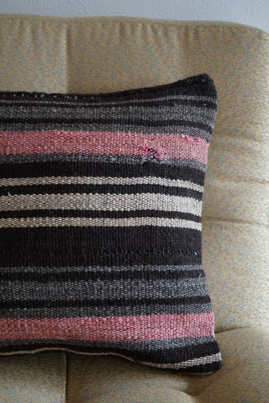 Türkiye Old Kilim Cushion Cover Pink , Black , Glay Mix Color Border Design 50 × 50 cm No.TR25526 / 国内送料無料・羊毛手織りキリム