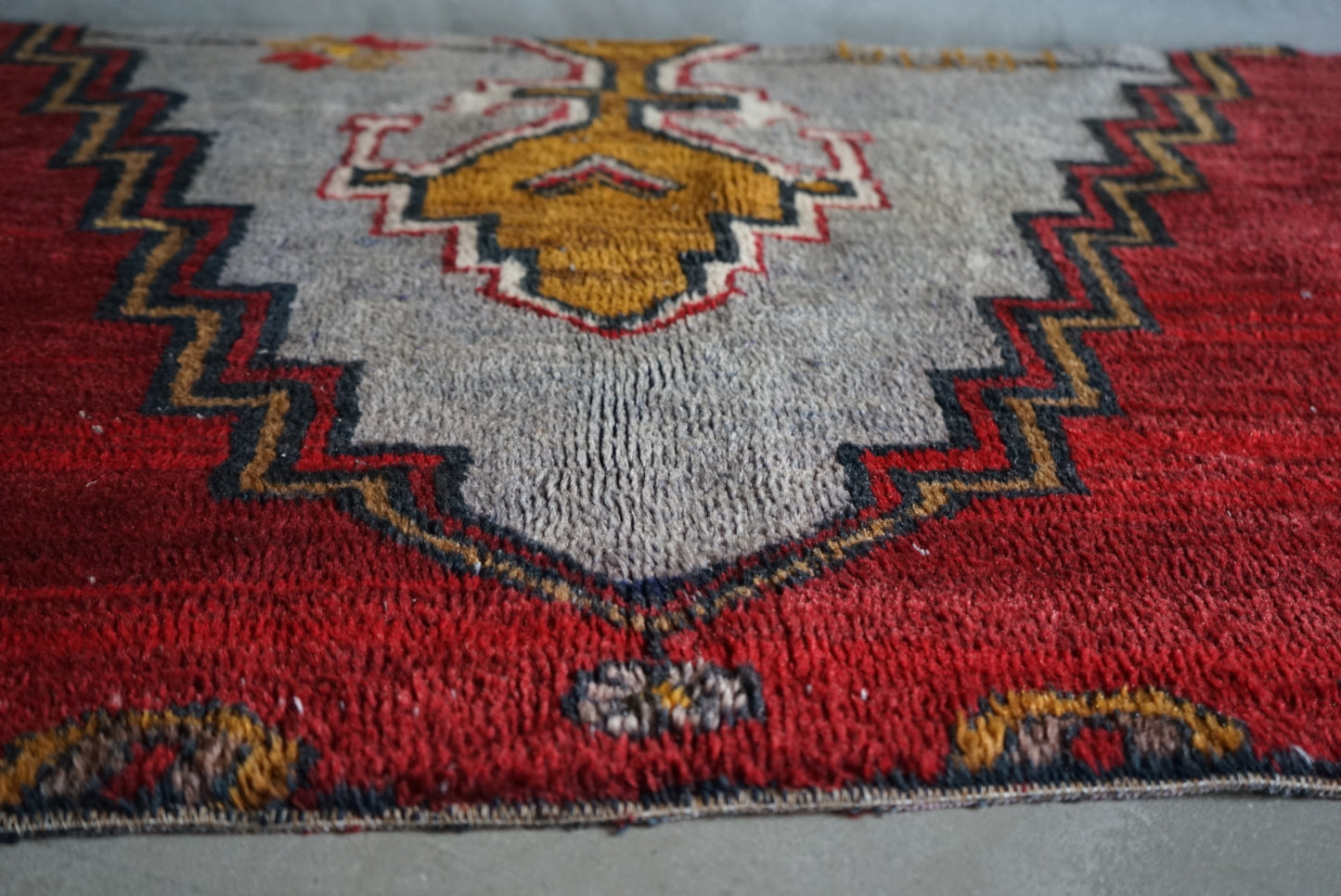 Türkiye Old Isparta Medallion Red , BlueGlay 1970年代 138 × 63 cm No.TR25286