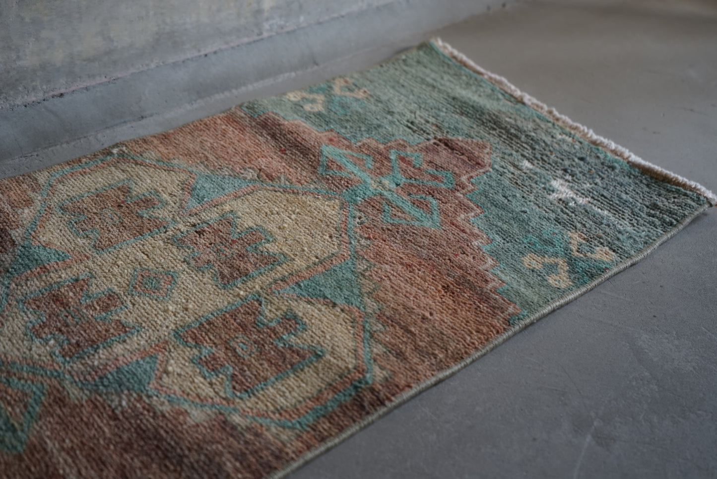 Türkiye Old Oushak Beige Blue Small size 1970年代 80 × 40 cm No.TR25243