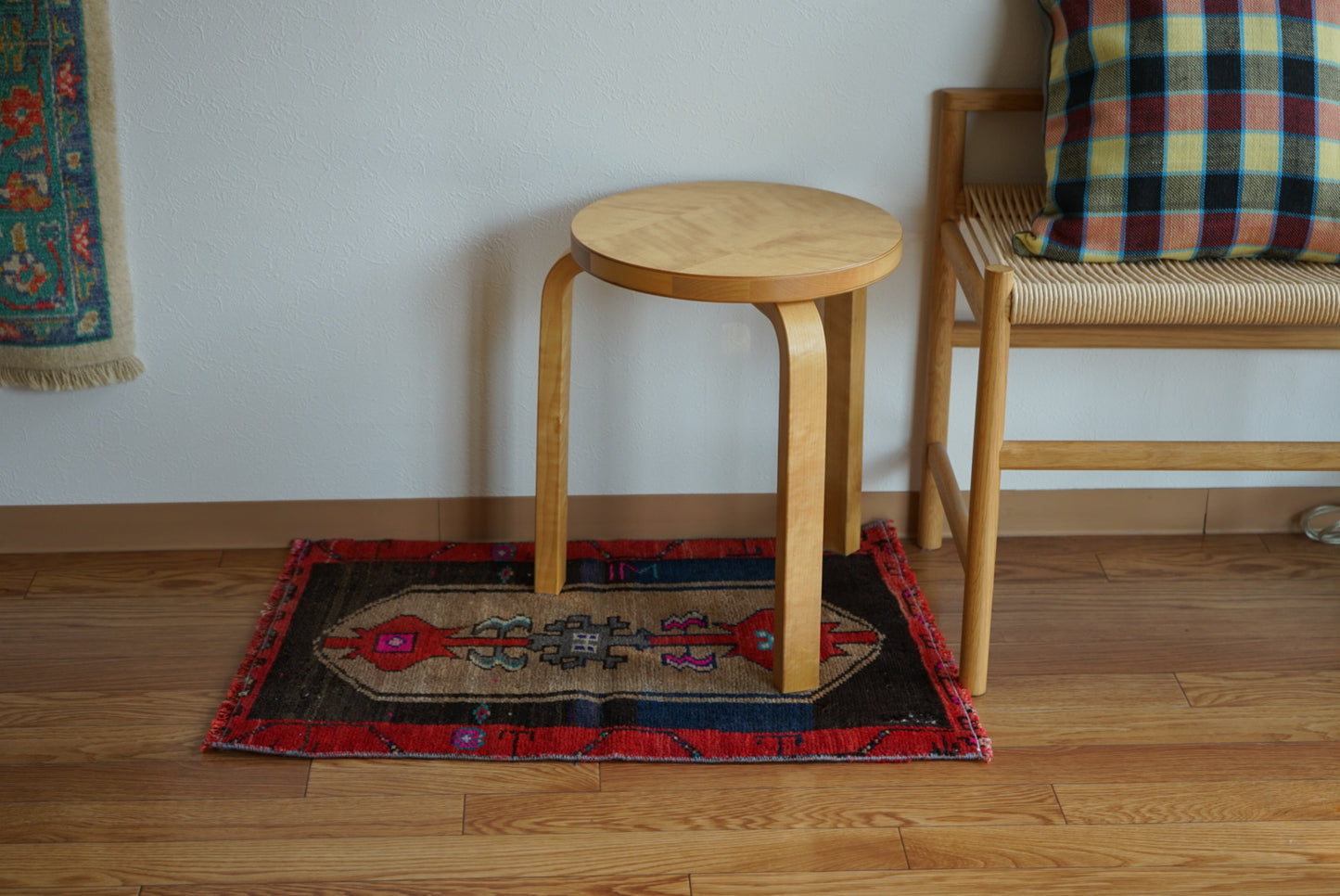 Türkiye Old Oushak Red , Beige , Black 1970年代 72.5 × 52 cm No.TR25545 / 国内送料無料・羊毛手織り絨毯