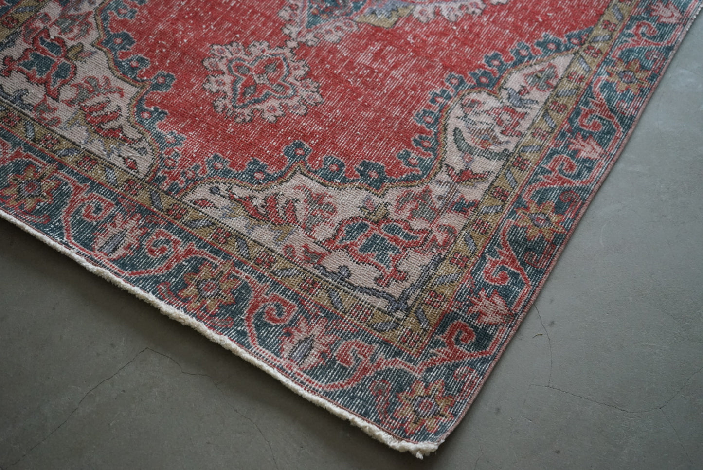 TURKEY OLD ISPARTA RED 1970年代 198 × 109 cm No.TR25143