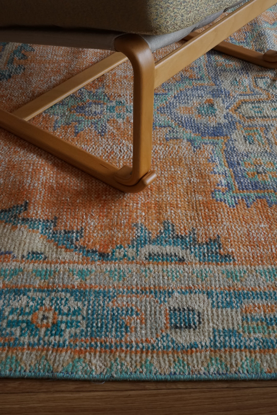 Türkiye Old Isparta Beige , Orange , Blue , Green Flower Medallion 1970年代 232 × 132 cm No.TR25510 / 国内送料無料・羊毛手織り絨毯