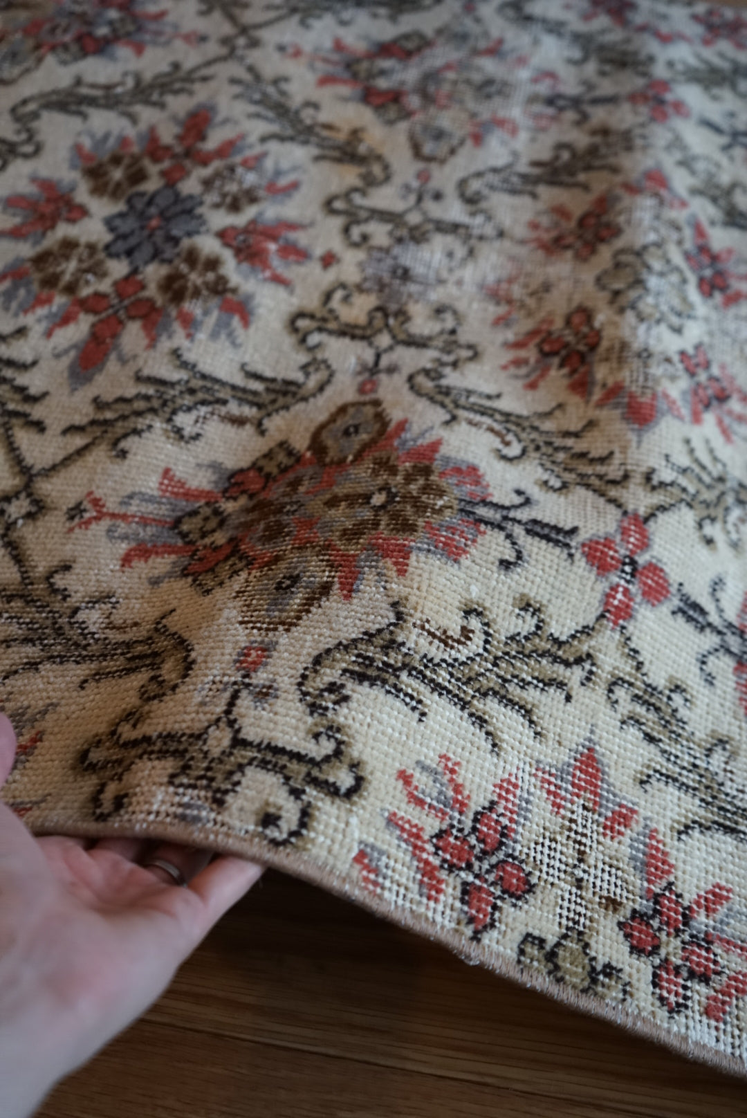 Türkiye Old Isparta Cream , Scarlet Color Flower 1970年代 194 × 95 cm No.TR25520 / 国内送料無料・羊毛手織り絨毯