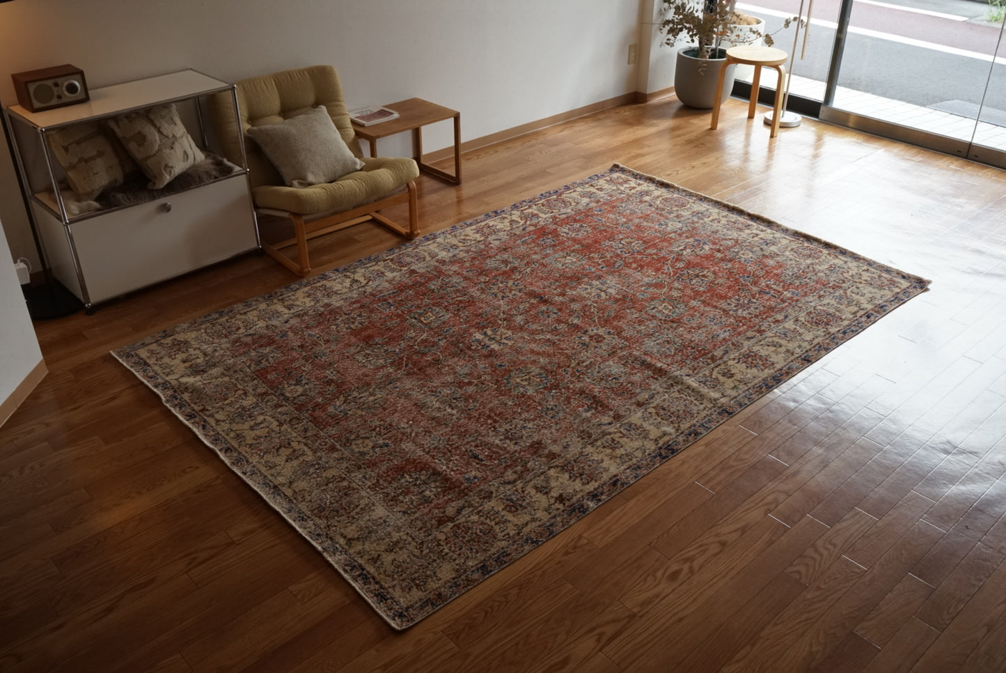 Türkiye Old Isparta Red , Blue Flower Medallion 1970年代 272.5 × 176.5 cm No.TR25508 / 国内送料無料・羊毛手織り絨毯