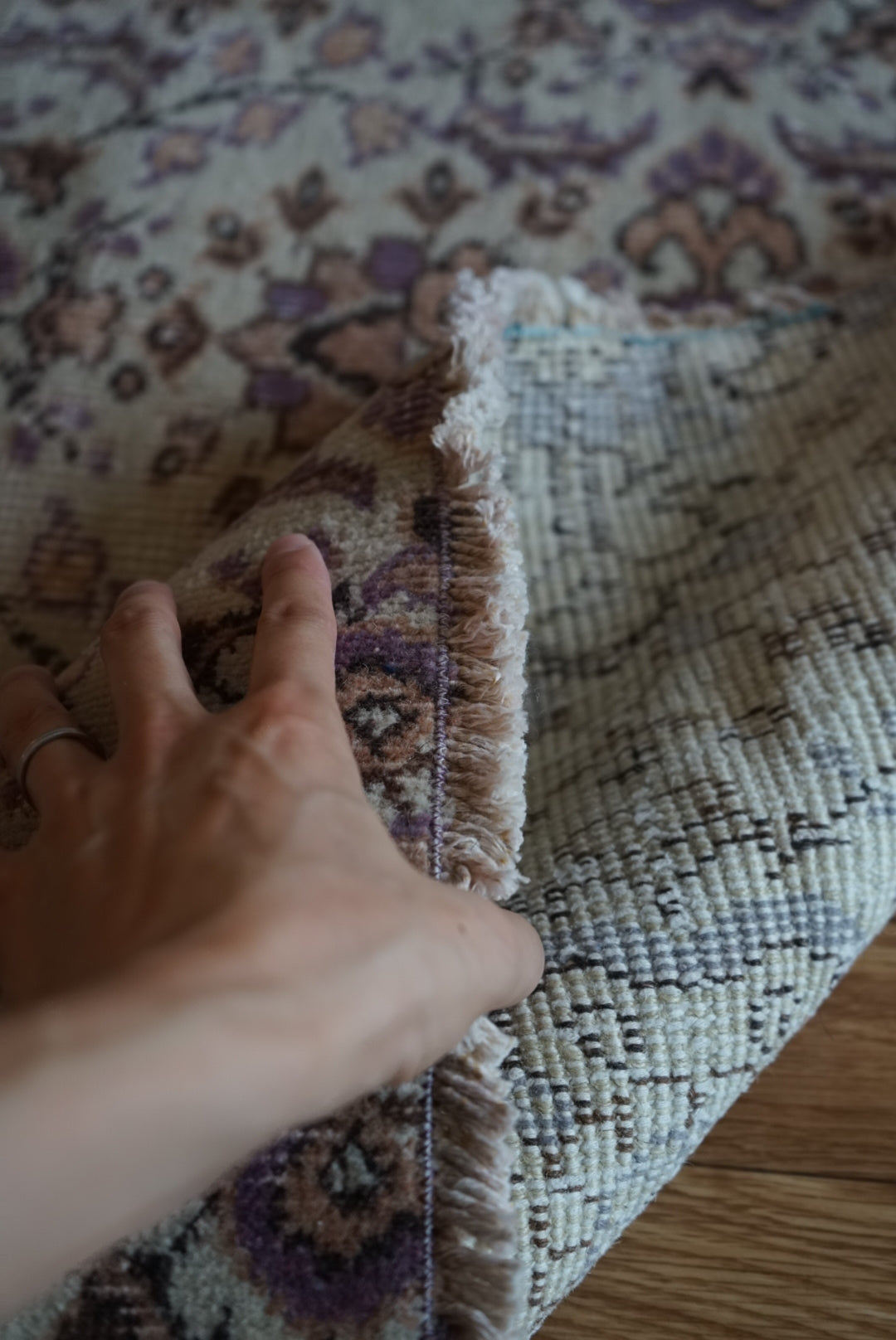 Türkiye Old Isparta Beige ,  Purple Flower 1970年代 226 × 120 cm No.TR25518 / 国内送料無料・羊毛手織り絨毯