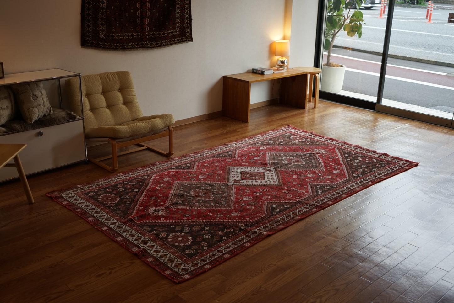 店頭販売 Türkiye Old Persia Design Red , Black 1960年代 263 × 145 cm No.TR25515 / 国内送料無料・羊毛手織り絨毯