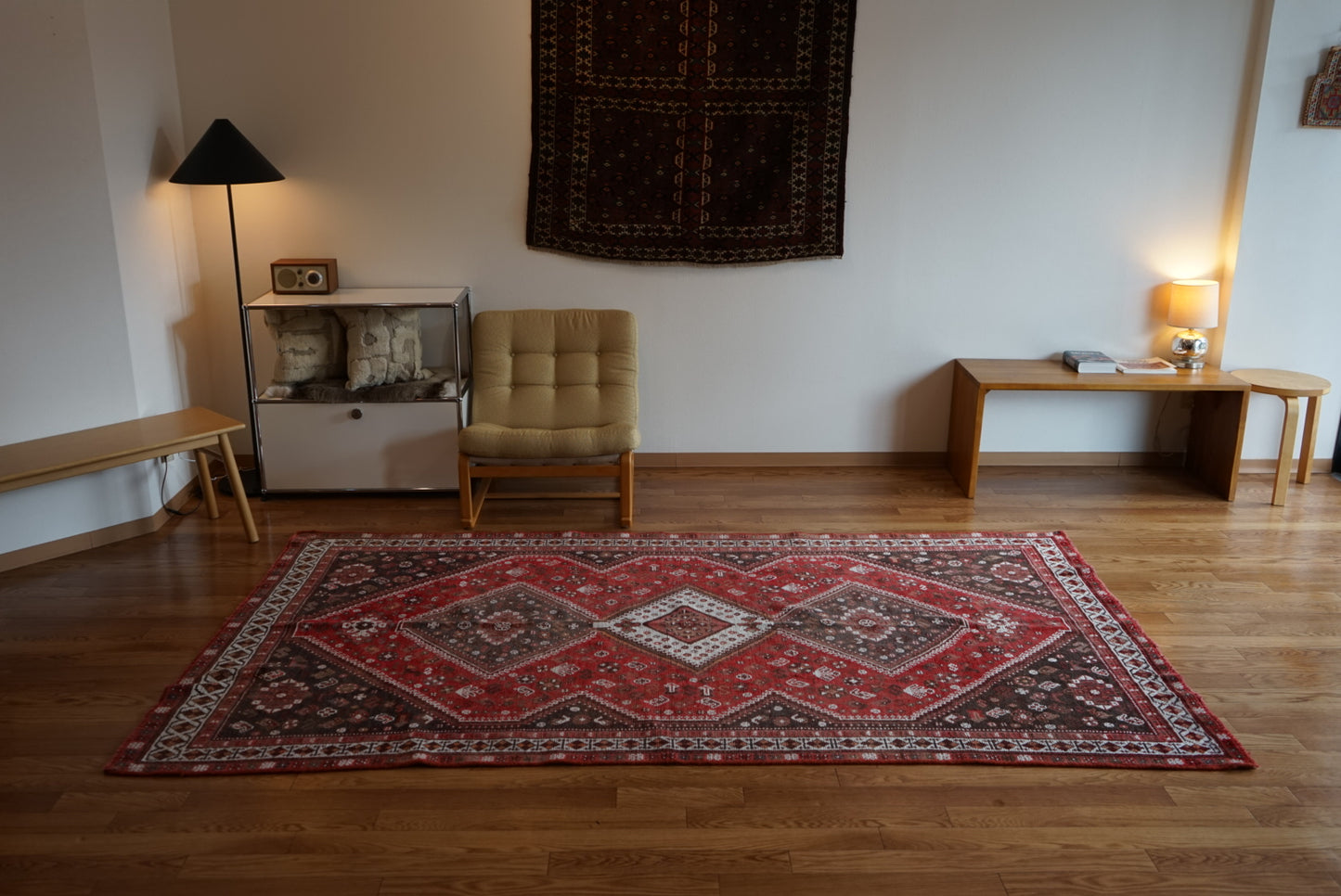 店頭販売 Türkiye Old Persia Design Red , Black 1960年代 263 × 145 cm No.TR25515 / 国内送料無料・羊毛手織り絨毯