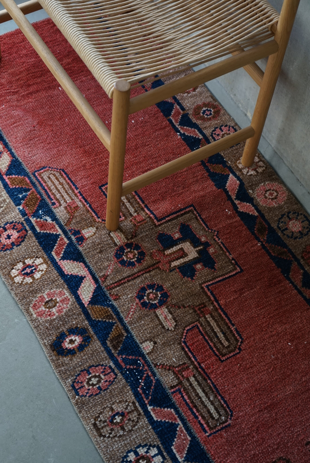 Türkiye Old Oushak Salmon Pink , Navy Runner 1970年代 133.5 × 68 cm No.TR25295