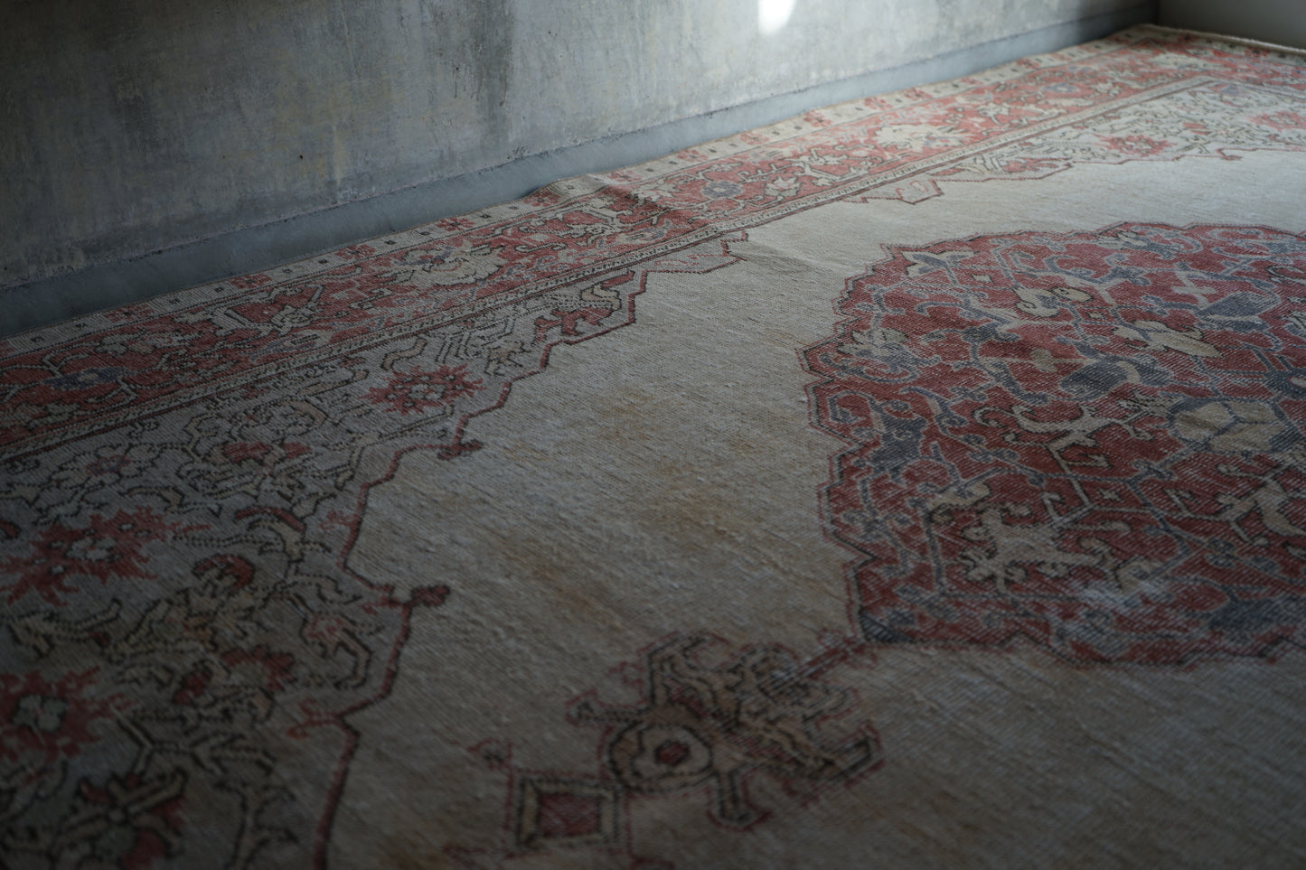 TURKEY OLD ISPARTA PINK BEIGE MEDALLION 1970年代 265 × 194 cm No.TR25213