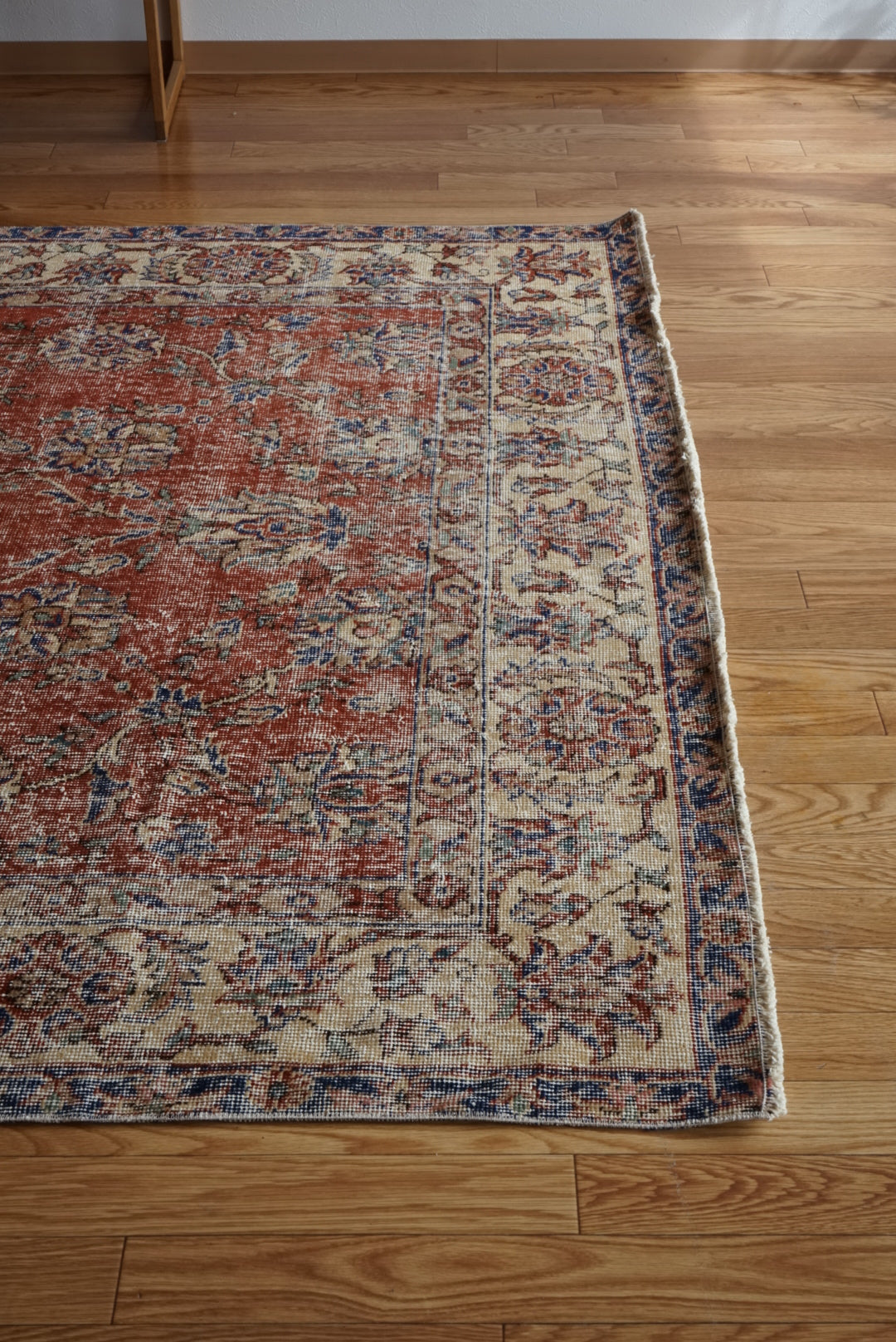 Türkiye Old Isparta Red , Blue Flower Medallion 1970年代 272.5 × 176.5 cm No.TR25508 / 国内送料無料・羊毛手織り絨毯