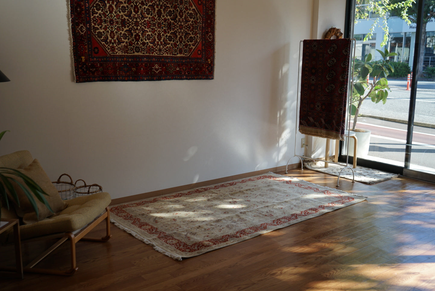 Türkiye Old Anatoria Beige , Red 1960年代 222 × 136 cm No.TR25551 / 国内送料無料・羊毛手織り絨毯