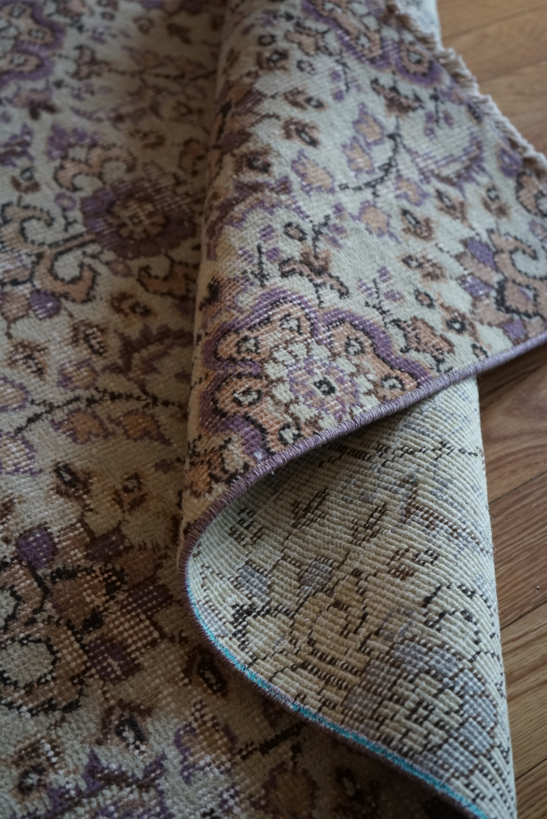 Türkiye Old Isparta Beige ,  Purple Flower 1970年代 226 × 120 cm No.TR25518 / 国内送料無料・羊毛手織り絨毯