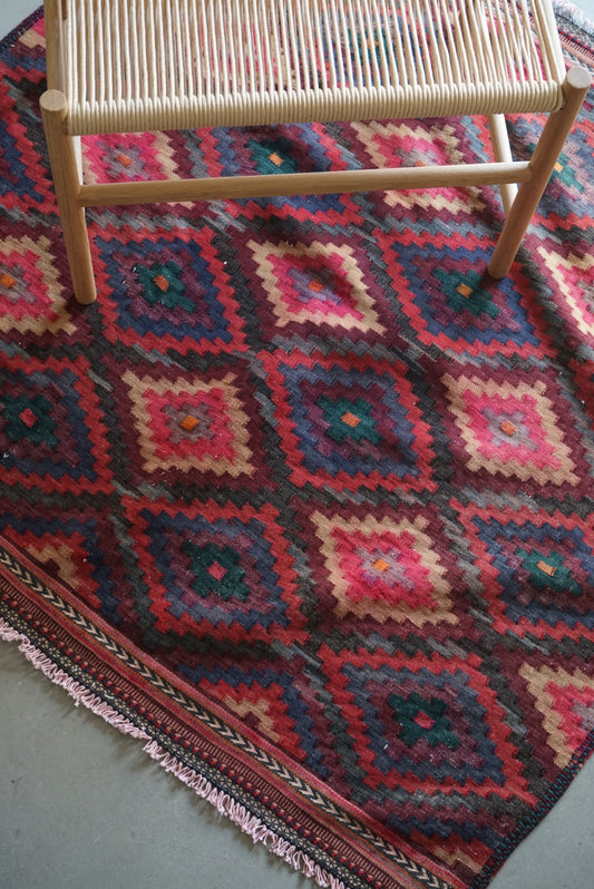 IRAN ANTIQUE SHIRAZ QASHQAI TABLE 1940年代 146 × 120 cm / 4'7" × 3'9" ft