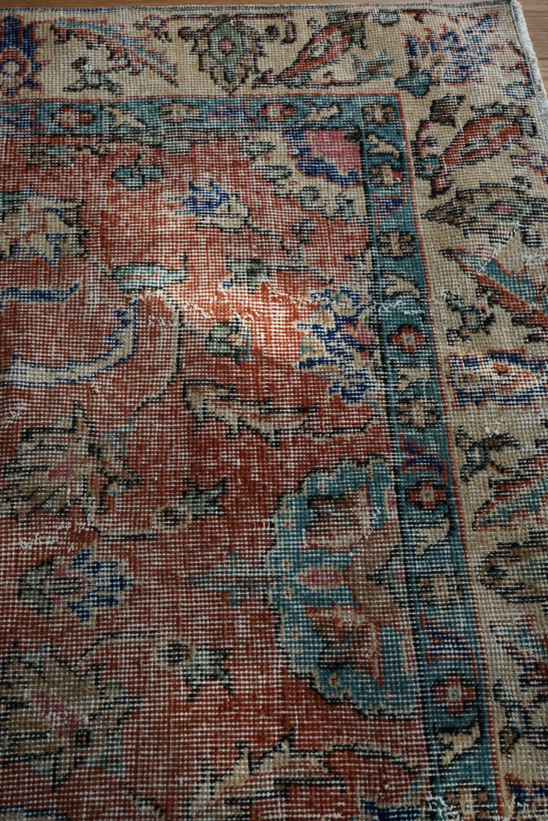 Türkiye Old Isparta Bright Red Flower 1970年代 249 × 132 cm No.TR25505 / 国内送料無料・羊毛手織り絨毯