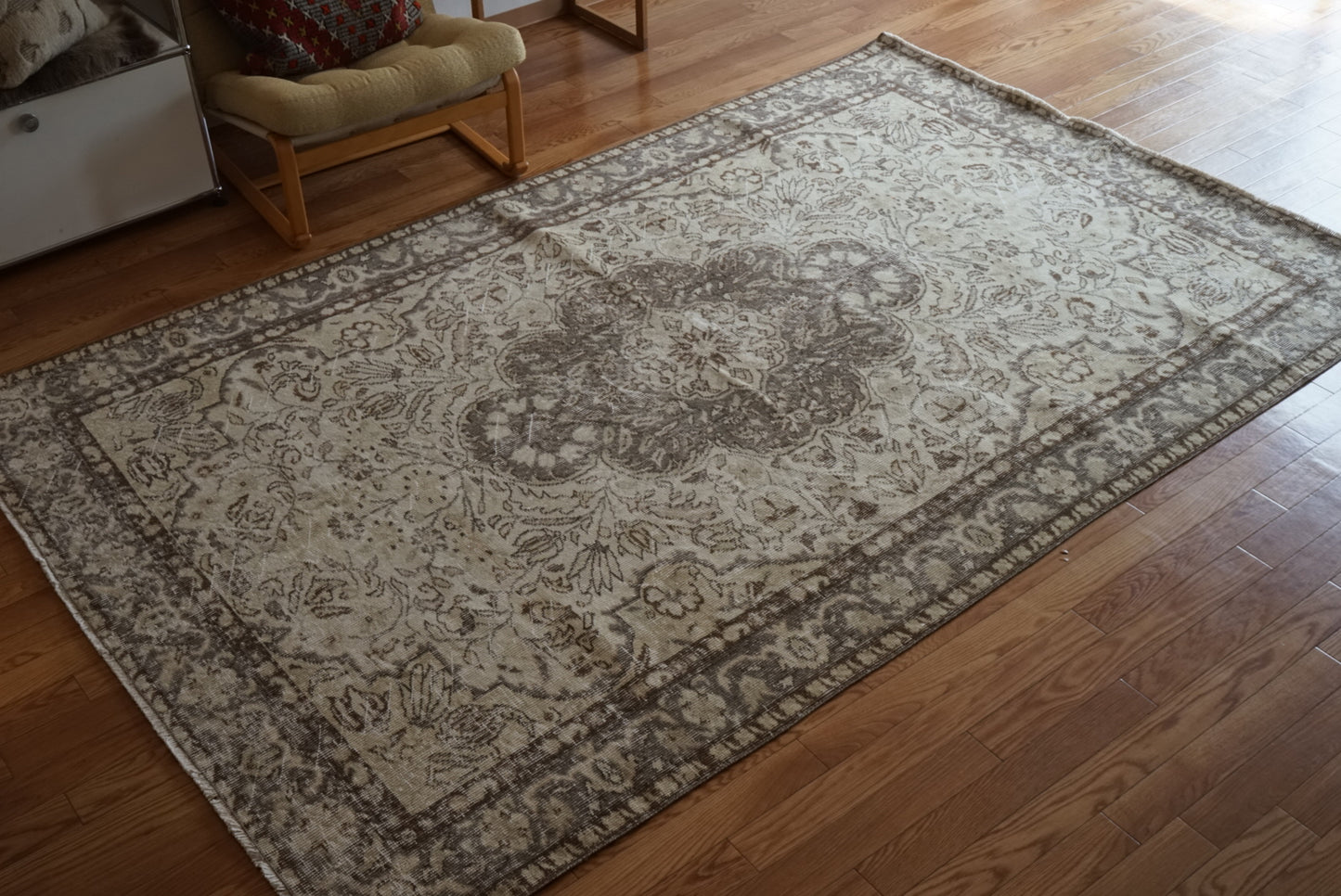 Türkiye Old Isparta Medallion Beige , Glay 1960年代 260.5 × 164 cm No.TR25492 / 国内送料無料