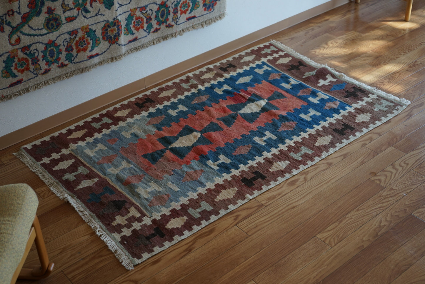Türkiye Old Kilim Anatoria Tribal Design Blue , Brown , Red 1980年代 145 × 92.5 cm No.TR25549 / 国内送料無料・羊毛手織りキリム