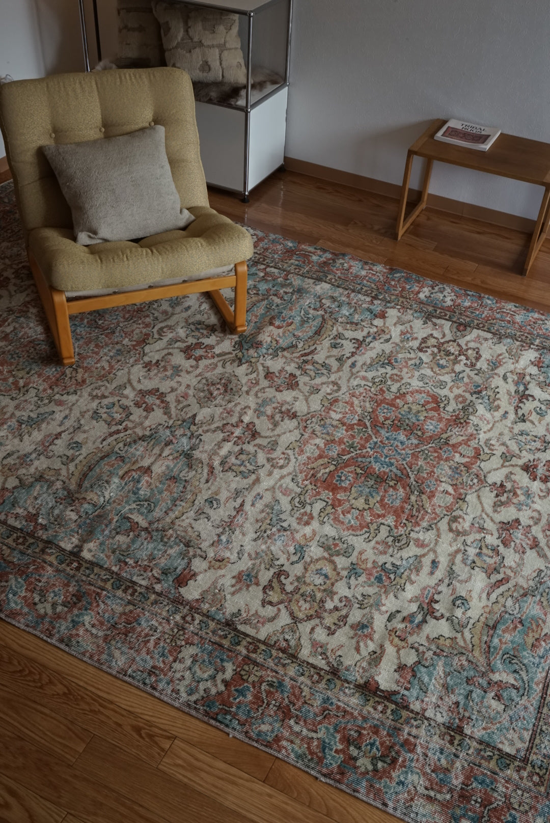 Türkiye Old Isparta Beige , Bric Red , Saxe Blue Flower 1970年代 286 × 189 cm No.TR25506 / 国内送料無料・羊毛手織り絨毯