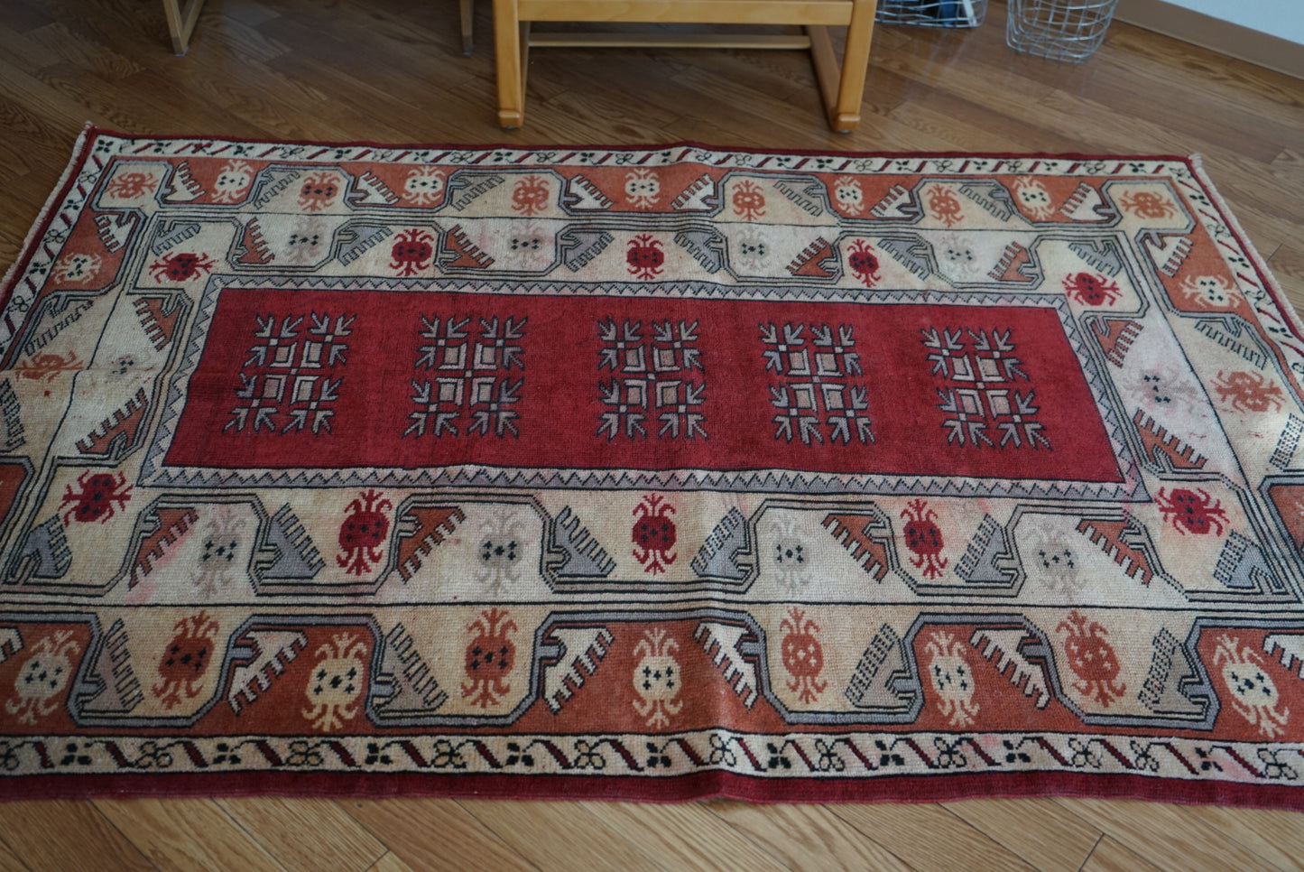 Türkiye Old Anatoria Beige , Red 1960年代 178 × 123 cm No.TR25552 / 国内送料無料・羊毛手織り絨毯